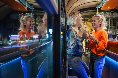 Zwei Frauen fröhlich feiernd im SparrenExpress.