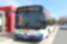 Ein Hybrid Bus an der Haltestelle