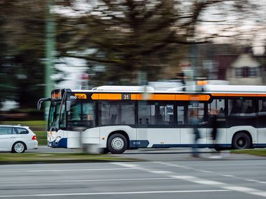 Bus im Straßenverkehr.