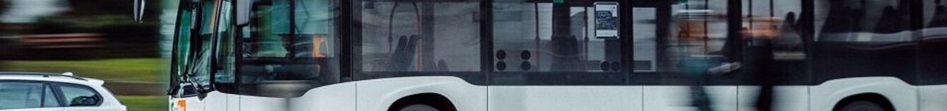 Bus im Straßenverkehr.