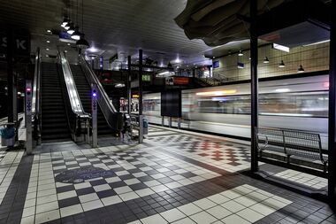 Haltestelle Hauptbahnhof - Rolltreppe vom Gleis zur Verteilerebene StadtBahn-Haltestelle Hauptbahnhof - Rolltreppe vom Gleis zur Verteilerebene
