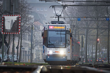 Bahn der StadtBahn-Linie 4 in herbstlicher Atmosphäre Bahn der StadtBahn-Linie 4 in herbstlicher Atmosphäre