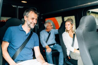 Fahrgäste fahren im Kleinbus von meinAnton