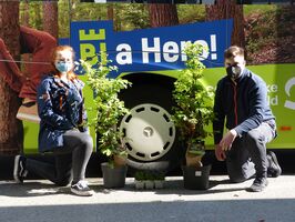 Die moBiel-Auszubildenden Emily Sharpe (links) und Lukas Morawietz verteilen an Haltestellen Pflanzen an Fahrgäste.
