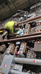 Ein Mann arbeitet an Schienen