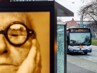 Haltestelle Kunsthalle mit Bus und Gebäude von Dr. Oetker im Hintergrund.