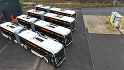 Die zweite Generation der Brennstoffzellenbusse geht in den Einsatz. | Luftbildaufnahme von vier Wasserstoffbussen neben der Tankstelle auf dem Innovationspark Sektorenkopplung.