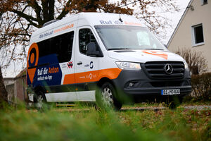 meinAnton fährt für dich in Sennestadt und Jöllenbeck. Seitliches Foto des meinAnton-Autos.