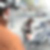 Eine Frau entsperrt im Hintergrund ein Siggi-Fahrrad zur Ausleihe, im Vordergrund ist ein Mann mit Fahrradhelm zu sehen