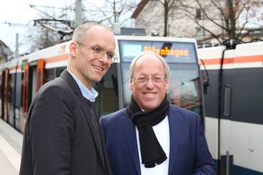 Oberbürgermeister Pit Clausen (rechts) und moBiel-Geschäftsführer Martin Uekmann haben heute gemeinsam einen Vorschlag für ein zukünftiges Schülerticket vorgestellt. Oberbürgermeister Pit Clausen (rechts) und moBiel-Geschäftsführer Martin Uekmann haben heute gemeinsam einen Vorschlag für ein zukünftiges Schülerticket vorgestellt.