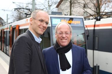 Oberbürgermeister Pit Clausen (rechts) und moBiel-Geschäftsführer Martin Uekmann haben heute gemeinsam einen Vorschlag für ein zukünftiges Schülerticket vorgestellt. Oberbürgermeister Pit Clausen (rechts) und moBiel-Geschäftsführer Martin Uekmann haben heute gemeinsam einen Vorschlag für ein zukünftiges Schülerticket vorgestellt.