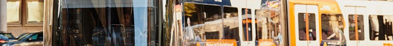 Vamos-Bahn fährt um die Kurve, Frontalaufnahme