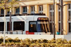 Vamos-Bahn f&auml;hrt in eine Haltestelle ein