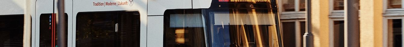 Vamos-Bahn f&auml;hrt in eine Haltestelle ein