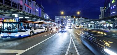 Nachtansicht des Jahnplatzes mit Bus und Autos