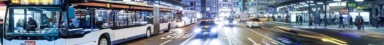 Nachtansicht des Jahnplatzes mit Bus und Autos