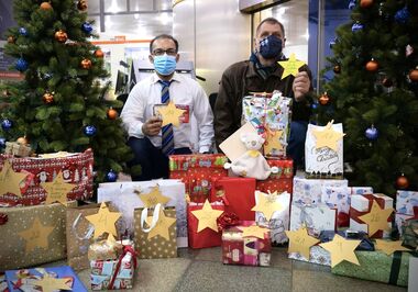 Halis Kina (links) vom ServiceCenter moBiel übergibt Ulrich Wienstroth die Wunschbaum-Geschenke. Halis Kina (links) vom ServiceCenter moBiel übergibt Ulrich Wienstroth die Wunschbaum-Geschenke.