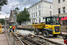 Gleisarbeiten am Rathaus 2025 Arbeitsfahrzeug (Lader) im Gleisbett