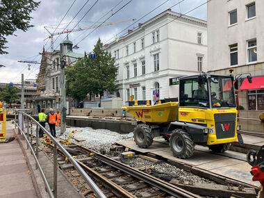 Gleisarbeiten am Rathaus 2025 Arbeitsfahrzeug (Lader) im Gleisbett