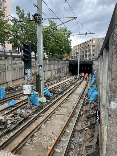 Gleisarbeiten Rathaus 2025 Der Split aus dem Gleisbett wurde eingesammelt