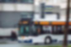Bus im Stadtbild mit Bewegungsunschärfe