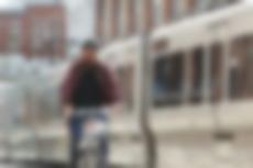 Ein Mann fährt mit einem Siggi-Fahrrad, hinter ihm fährt eine Vamos-Bahn.