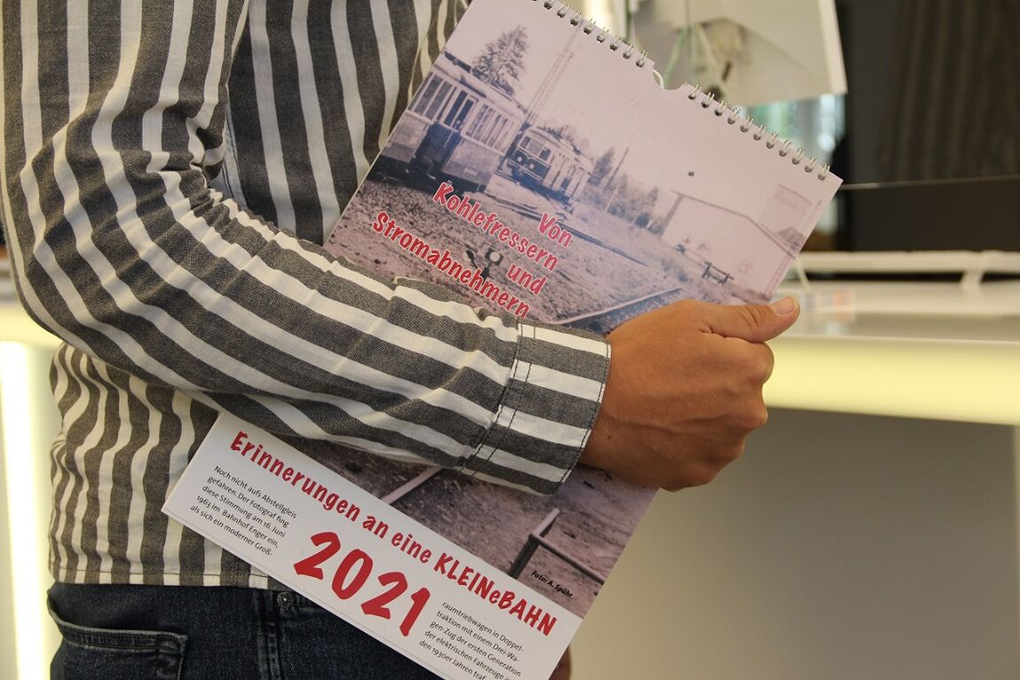 Kleinbahn-Kalender 2021 Titelbild des Kleinbahn-Kalenders 2021, von Person gehalten