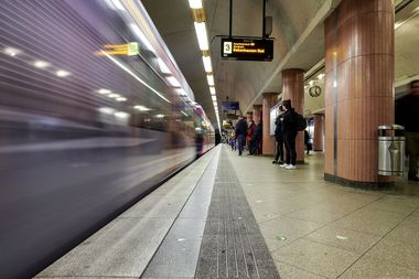 Haltestelle Jahnplatz - einfahrende Bahn am Gleis Haltestelle Jahnplatz - einfahrende Bahn am Gleis