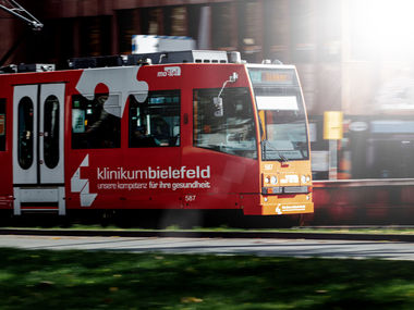 Seitlich-frontale Ansicht einer fahrenden StadtBahn