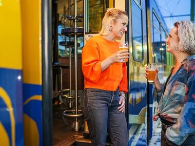 Zwei Frauen unterhalten sich vor dem SparrenExpress.