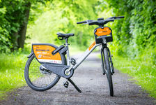 Ein Fahrrad von meinSiggi steht auf einem Weg.