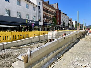 Der neue Hochbahnsteig Normannenstraße ist in der Hauptstraße bereits erkennbar