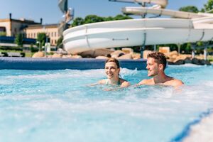 Ein Mann und eine Frau schwimmen im Freibad Wiesenbad.