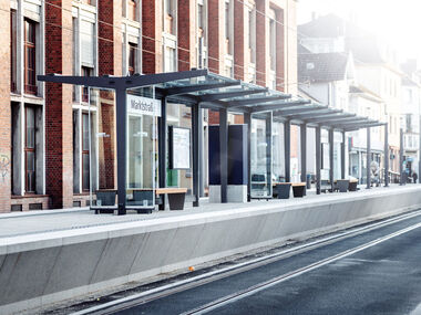 Seitliche Ansicht der Haltestelle Marktstraße mit Hochbahnsteig.