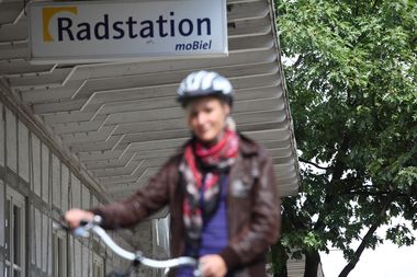 Radfahrerin vor der früheren Radstation moBiel Radfahrerin vor der früheren Radstation moBiel