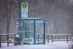 Eingeschneit – viele Haltestellen im Stadtgebiet sind noch nicht geräumt. | Foto: Sarah Jonek