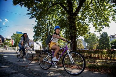 STADTRADELN für Klima und Gesundheit Eine Frau und ihre Tochter fahren Fahrrad.