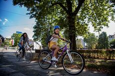 STADTRADELN für Klima und Gesundheit Eine Frau und ihre Tochter fahren Fahrrad.