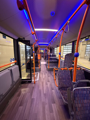 Mehr Raum für Kinderwagen, Rollstühle & Co. | Innenraum eines Brennstoffzellenbusses der zweiten Generation.