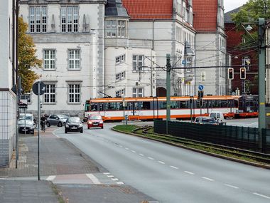 Straßensituation mit Autos und Bahn