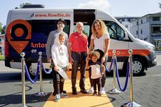 Ruf dir Anton: in Sennestadt und Jöllenbeck Ruf dir Anton: in Sennestadt und Jöllenbeck. Fahrgäste von Alt bis Jung stehen vor dem Anton-Kleinbus auf einem orangefarbenen Teppich.