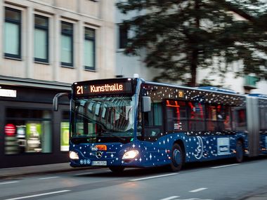 fahrender NachtBus von vorn