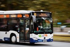 Seitliche Ansicht eines Hybridbusses von moBiel