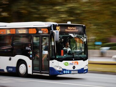 Seitliche Ansicht eines Hybridbusses von moBiel