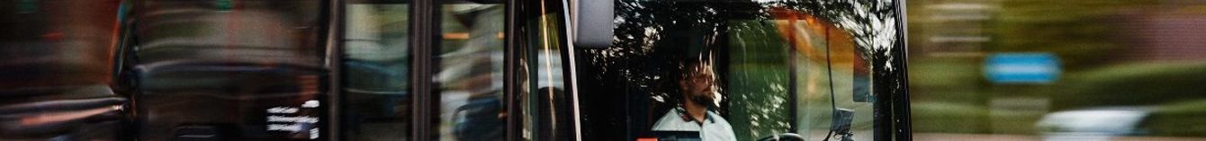 Seitliche Ansicht eines Hybridbusses von moBiel