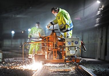 Gleisarbeiten mit Funkenflug im Tunnel der StadtBahn