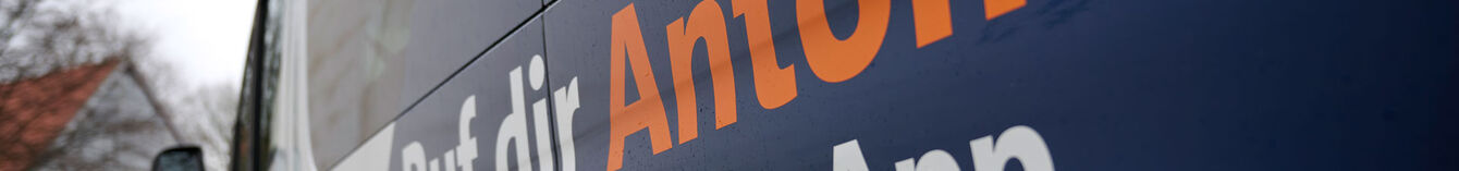 Ruf dir meinAnton einfach via App. Nahaufnahme des Schriftzugs auf dem meinAnton-Fahrzeug.