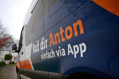 Ruf dir meinAnton einfach via App. Nahaufnahme des Schriftzugs auf dem meinAnton-Fahrzeug.