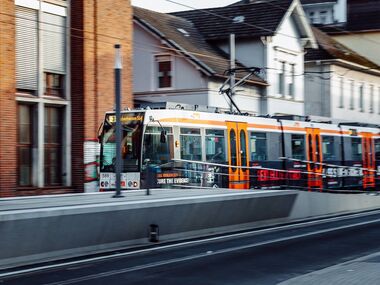Bahn fährt an einem Hochbahnsteig ein.