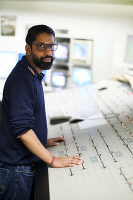Verkehrsmeister Aiyngaran Thirupathy arbeitet gelegentlich auch im Stellwerk in der StadtBahn-Haltestelle Hauptbahnhof. Verkehrsmeister Aiyngaran Thirupathy arbeitet gelegentlich auch im Stellwerk in der StadtBahn-Haltestelle Hauptbahnhof.